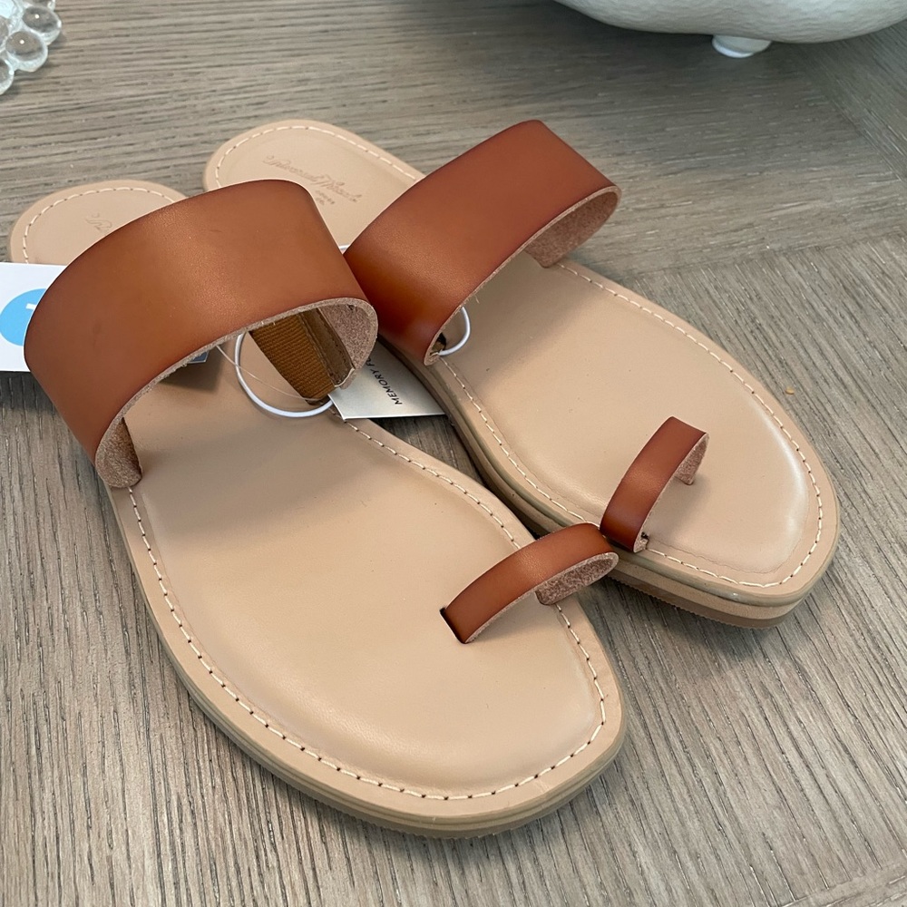 NWT Universal thread Tan and Brown Slide Sandals with Toe Loop size 7 1/2
